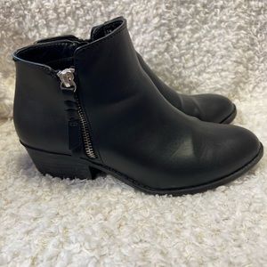 Arizona black bootie
